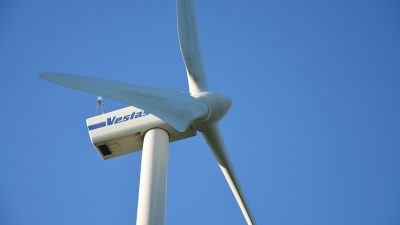 wind turbines, cabin, site wind turbines, renewable energy, wind power, electricity, renewable, environment, electric energy, new energies, sustainable development, peaceful, wind, energy, white, wings, site, contemporary form